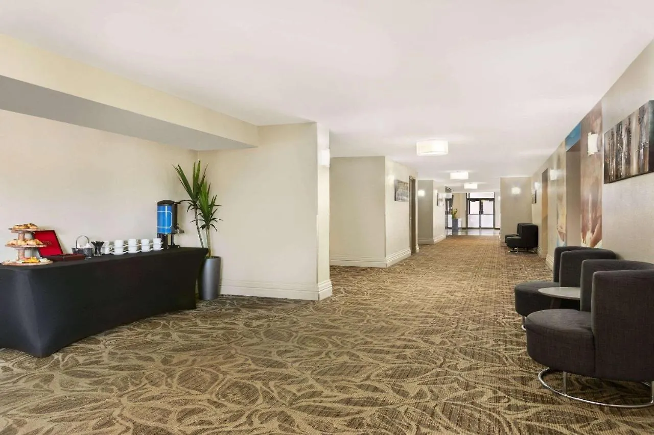 Travelodge By Wyndham Quebec City Hotel & Convention Centre