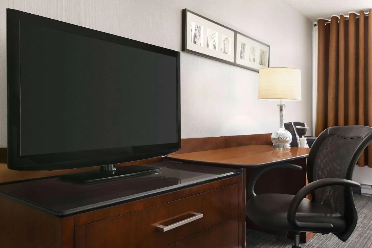 Travelodge By Wyndham Quebec City Hotel & Convention Centre